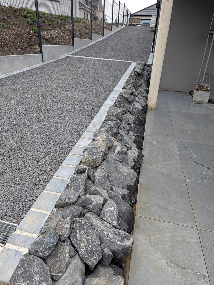 Enrochement et allée gravier